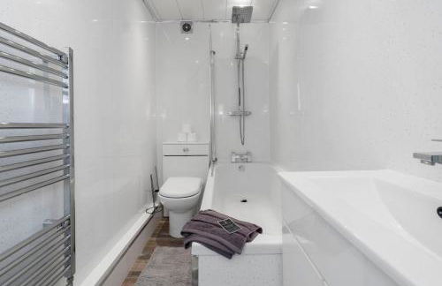 Free Parking - Sleeps 6 - 2 Bedrooms - Newly Renovated - Photo 12