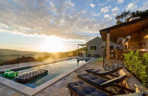 Breathtaking Scenic Villa with Pool - Photo 16