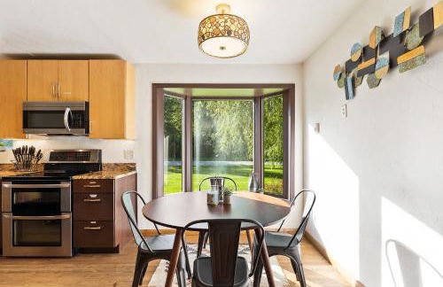 Lux Fly-Fishing Haven near Glacier Park - Hot Tub - Foto 25