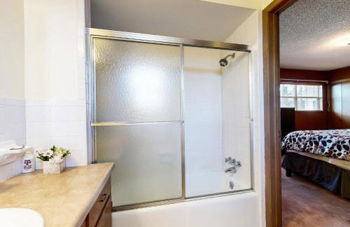 Laid-Back Lake House with Wraparound Deck - Foto 12