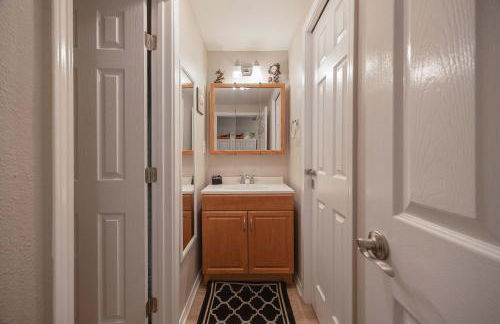 Walk to the Beach Private Backyard and Fire Pit - Foto 47