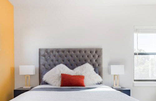 Explore the River Walk from Artsy Designer Retro Chic Home - Foto 18