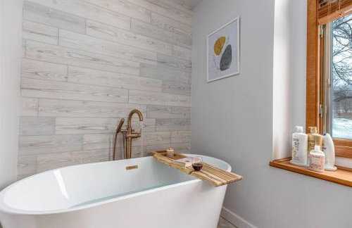 Peaceful 2-bedroom townhome retreat w/wooded view - Foto 12