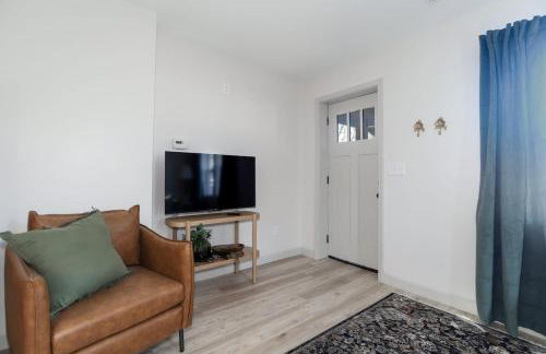 Lions Lair - 1 BR 1 BA Home Coffee Smrt TV Wifi - Photo 11