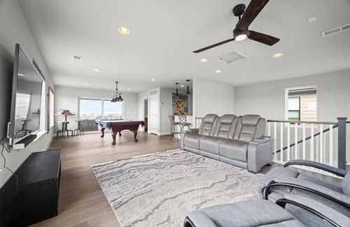 Rooftop Sunset Escape BBQ & Billiards Sleeps 8 - Foto 11