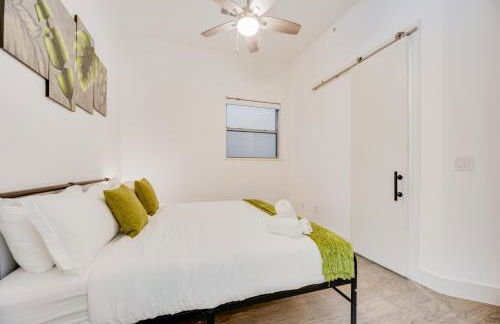 Snappy loft style 2BR I Gym I Parking I Workspace - Photo 16