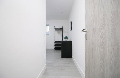 New Cardiff Bloc Exclusive Apartments By Prime Stays - Shops and Parking - Great for Groups and Families - Foto 28