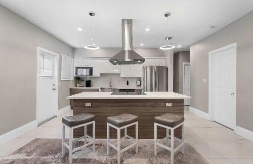 Modern 3 BR Villa Near Beach & FLL - Photo 8