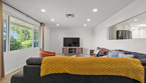 Luxe 4BR 2BTH l Pool & Grill l Central Location l Mountain View l Family Vacation l RV Site - Foto 5