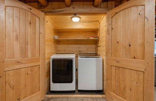 Rustic Retreat, Sleeps 20, Epic Game Room, Hot Tub, 20min to Yellowstone - Foto 11