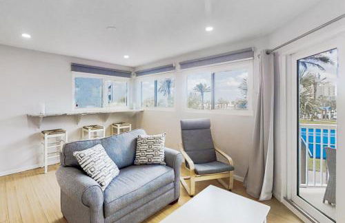 Renovated condo with ocean views, pool, & beach access - Foto 4
