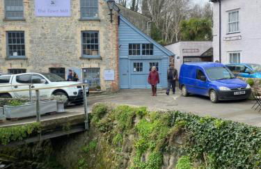 Reduced rates for this month! Beautiful cottage, 3 stories high with upstairs courtyard and set in an amazing location! The fantastic newly developed Town Mill with restaurants and craft shops on your doorstep Also only 2 minutes to the sea! , Sleeps 4 - Photo 21