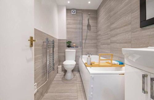 Stylish 1-Bed Luxury Retreat - Photo 5