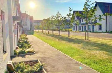 3 bed house with parking near airport - Foto 1