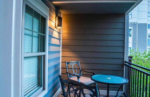 DT Charm Apt with Pool,Gym,Wine,WKSpace, Free Parking - Photo 4