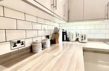 Spacious Modern Victorian House in Rochester - Photo 16