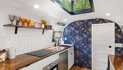 Luxury Airstream w hot tub, king bed, & grill - Foto 1, Other