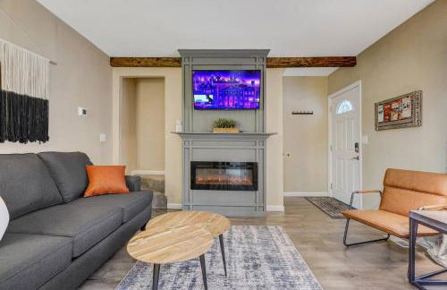 Downtown Launchpad for Urban Explorers | Fireplace - Foto 7