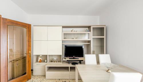 Cozy Apartment near Venice with Balcony! - Photo 3