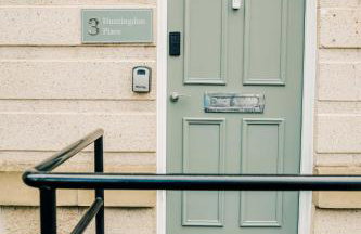 Modern Central 2 Bed Apartment with Parking - Photo 53