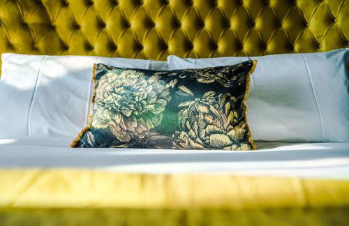 Unique 4 Bed Home in The Windsor Tapestries by Casa by Grace - Sleeps 7-9, Private Hot Tub Hire, Free Parking, Dog Friendly, Legoland, Windsor Castle - Foto 26