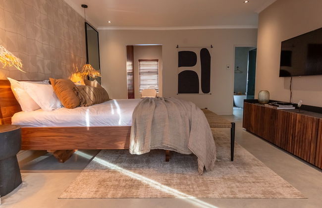 Relax in Style at This Stunning Villa in Camps Bay, Cape Town - Photo 4