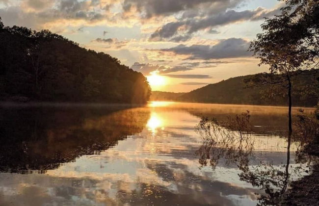 Romantic Lake Haven - Couples' Cabin - Foto 25