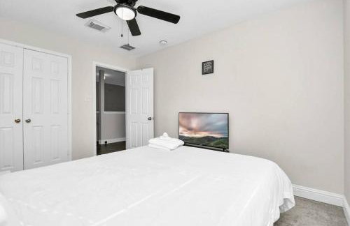 Tranquil 4-BR Oasis With Pool & Backyard Bliss! - Foto 17