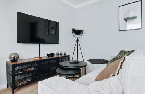 NASA Homes ruhiges Apartment WLAN Arbeitsplatz Balkon Hotelbetten - Foto 16