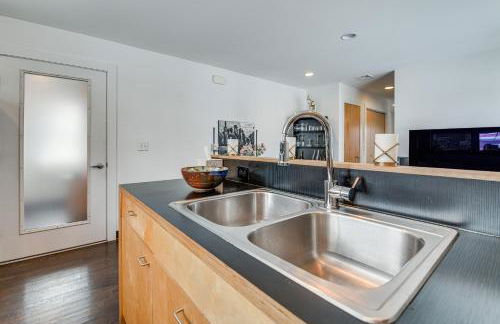 Couples Retreat Near UVM! Unique Studio with Deck - Foto 8