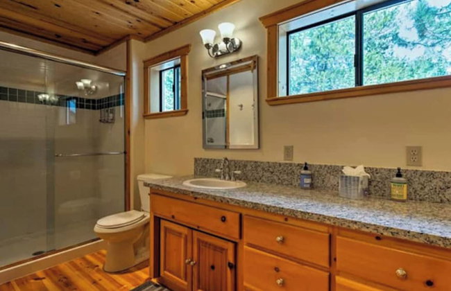 Black Bear by Avantstay Spacious Viking Lodge in Tahoe Donner w/ Game Room & Hot Tub! - Photo 54