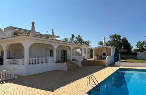 BnB Homes Luxurious Villa Stardust with Swimming pool & BBQ for Family Fun - Foto 64
