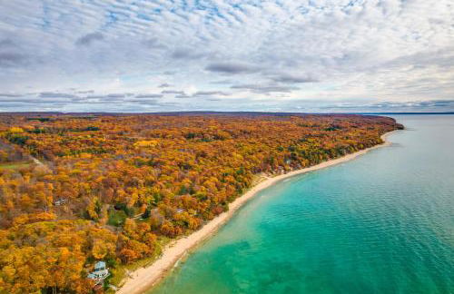 17 Mi to Skiing! Lake-View Michigan Home with Deck - Foto 3