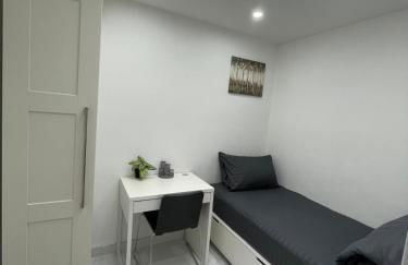 Newly built modern flat with free parking close to London Luton airport and L&D hospital - Photo 15