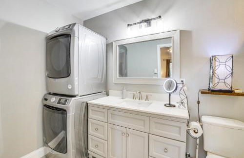 Charming Arlington Home with Hot Tub and Fenced Yard! - Foto 14