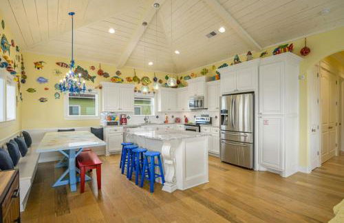 BEACHFRONT with DECK Hot Tub and View and Cargo Lift Sleeps 14 - Foto 25