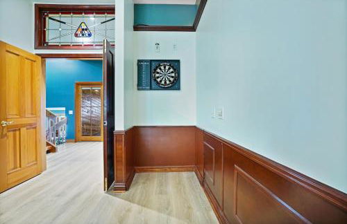 6BR Houghton Lake House with Indoor Pool, Hot Tub and Golf Simulator - Photo 78