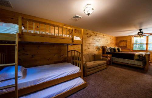 Massive Log Chalet with Hot Tub - Foto 46