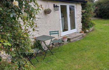 Apartment in the village of Moelfre - Photo 1