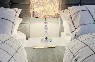 DESIGNER HOUSE - University of Glasgow / Central Glasgow 'Hillhead' West End G12 - Luxurious & Contemporary Detached House / Terrace / Garden / 'electric car charging' Garage Parking - Foto 23