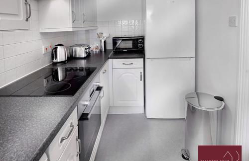 Woking - Parking Garden 2Bed - Photo 4