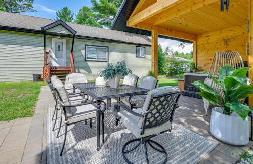 Private Hot Tub, Deck! Group Getaway in Friendship - Foto 22