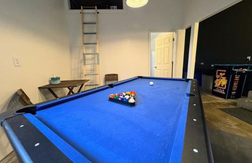 Fresh & Comfy House with Hot Tub, Pool Table, & BBQ - Foto 64