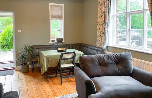 Corner Cottage - Photo 3