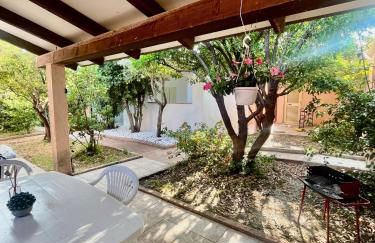 Mirto Beachside Apartment - 2BR - Wi-Fi - AC - 100m from the Beach - BBQ - Parking - Foto 2