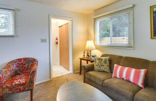 Quaint Cody Cottage with Grill Walk to Downtown! - Foto 6