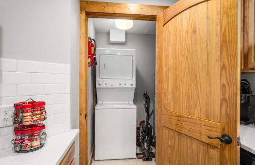 Renovated Ski In Out Condo King Bed Patio Grill - Foto 19