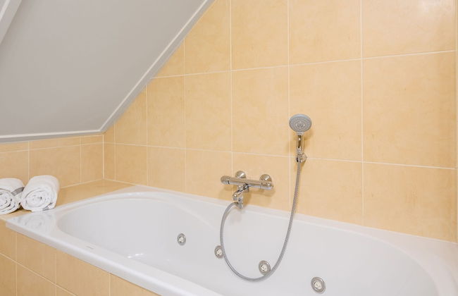 Luxurious Villa With Hot Tub and Sauna - Photo 7