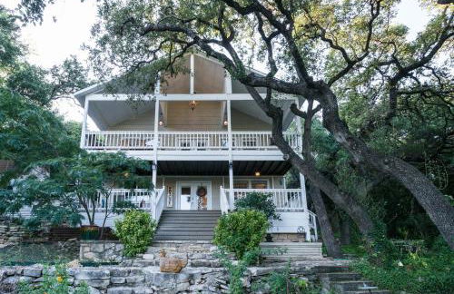 Remodeled Historic Lakefront Gem Overlooking Lake Travis and Jones Brothers Park *Great for Families and Groups* - Foto 1