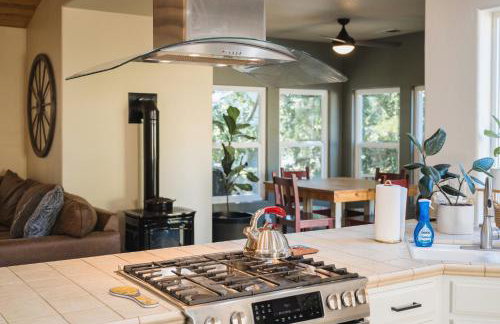 Lavender & Vine - Downtown Retreat with Hot Tub and Fire Pit! - Foto 3